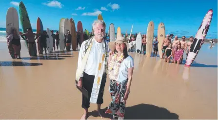  ?? Picture: RICHARD GOSLING ?? The surfing community remember John Standing (below). His wife Danuta Standing and Father Phillip Hardie lead the service.