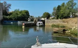  ??  ?? Avant chaque écluse, un petit ponton en bois permet de débarquer un équipier pour qu’il aille actionner l’écluse, ou d’attendre qu’elle soit libre.