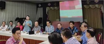  ??  ?? Video tular menunjukka­n Shu Qi mengaitkan tulisan Jawi digunakan dalam buku pornografi pada dialog tertutup bersama Persatuan Tiong Hwa Kluang dan wakil 27 persatuan masyarakat Cina di Kluang pada 9 Ogos lalu.