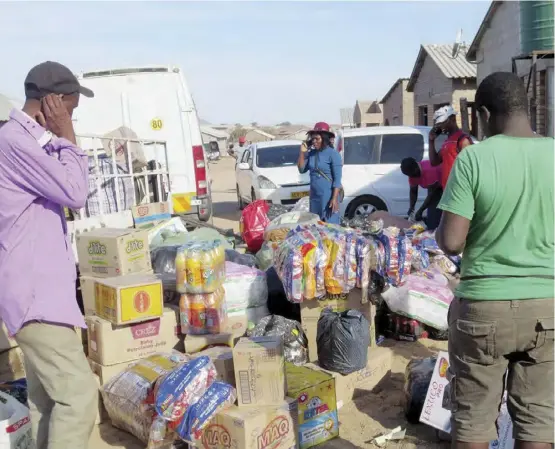  ??  ?? Grocery merchants in Zimbabwe try to lure clients by providing low prices on products.