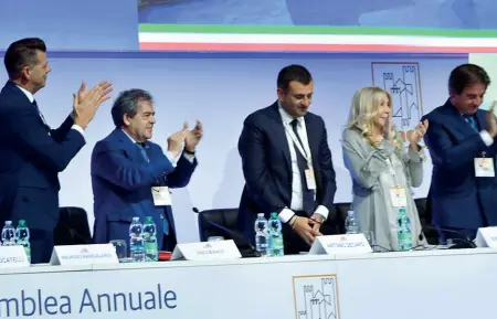  ??  ?? Acclamato
Al centro il sindaco di Bari, Antonio Decaro, applaudito dai colleghi dopo la sua rielezione alla presidenza dell’Anci nazionale