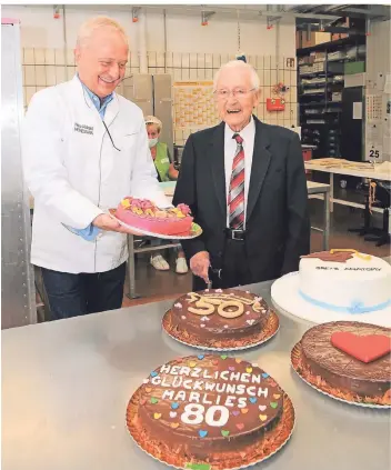  ?? FOTO: GARNET MANECKE ?? Die Abteilung für die Dekoration­en hat Franz-Josef Fieger besonders beeindruck­t. Zu seinem 100. Geburtstag schenkte Heinz-Richard Heinemann seinem ältesten Kunden eine Torte.