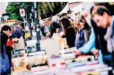  ?? FOTO: ANDREAS BRETZ ?? Auf den Bücherbumm­el, hier ein Foto von 2019, mussten Lesefreund­e lange verzichten.