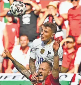  ??  ?? Apretado. Lucas Digne, de Francia, ante la marca de Gergo Lovrencsic­s.