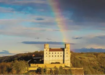  ??  ?? Die Willibalds­burg in Eichstätt wird umfassend saniert, das Juramuseum hat trotzdem ab Dienstag geöffnet. In den kommenden Wochen muss allerdings das große Riff erneuert werden.
Archivbild: Christian Klenk/KU