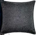  ??  ?? Coussin en polyester Milano, 18 x 18 po, 23 $, La Baie d’Hudson