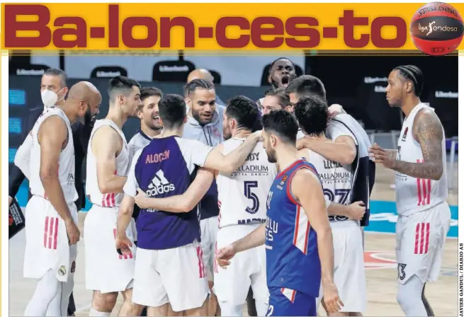  ??  ?? Los jugadores del Real Madrid celebran su segunda victoria en el WiZink Center ante el Efes con la que forzaron el quinto partido, que se disputa hoy en Estambul.