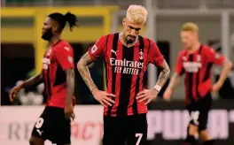  ?? LIVERANI ?? Luci spente Lo spagnolo Samu Castillejo a testa bassa a fine partita. Il Milan non ha trovato la chiave per segnare contro il Cagliari già salvo