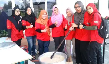  ??  ?? PPKS staff cooking ‘bubur kacang’ to be distribute­d and shared with residents.