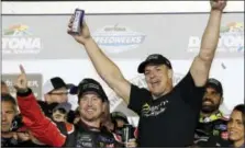  ?? TERRY RENNA — THE ASSOCIATED PRESS ?? Kurt Busch, left, celebrates in Victory Lane with New England Patriots’ Rob Gronkowski after winning the NASCAR Daytona 500 auto race at Daytona Internatio­nal Speedway in Daytona Beach, Fla., Sunday.