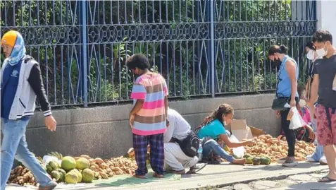  ?? - Chris Navarro ?? AETA MERCHANTS
Aetas from Porac town sell sweet potatoes and other
fruits along the sidewalk of Barangay Dolores, City of San Fernando.