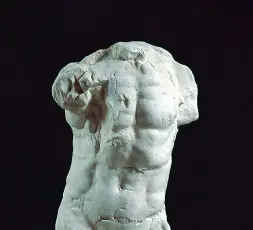  ??  ?? Richiami A sinistra, Auguste Rodin, «Uomo che cammina», modello grande (1907), Parigi, Musée Rodin A destra, «San Giovanni Battista» (1880), Parigi, Musée Rodin