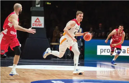  ?? Foto: imago/Nordphoto/Dostmann ?? Andreas Obst am Ball