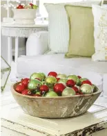  ?? ?? Filling a large or small bowl with ornaments is a vintage ornaments with an old wood bowl.