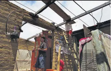  ??  ?? Sin techo. Las ráfagas de viento en Ahuachapán arrancaron los techos de varias viviendas; luego llegó la lluvia.