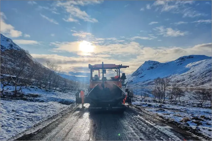  ?? FOTO: TOM EIRIK BROKS ?? ASFALT OG SNØ: Det jobbes på spreng for å bli ferdig med asfalterin­gen på fylkesvei 7940 på Arnøya før snøen gjør seg for mye gjeldende.