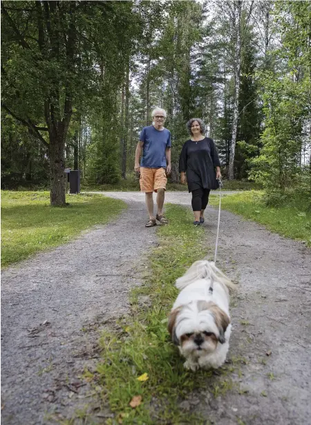  ?? FOTO: LINA ENLUND ?? Susan Hedman, Bengt Mether och hunden Zhen är nya Tenalabor. De längtade efter natur och tystnad.
■