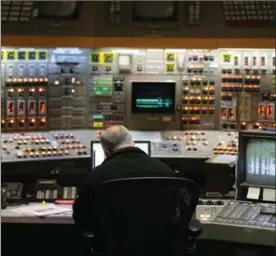  ?? STEVE RUSSELL, TORONTO STAR ?? The control room for the reactors at the Darlington Nuclear Power Plant. The province released an update to its emergency planning for potential large-scale accidents.