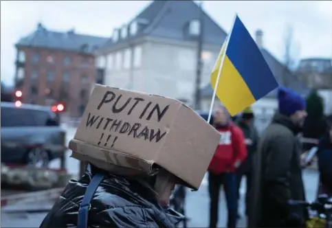  ?? ?? Demonstrat­ion foran den russiske ambassade i København på etårsdagen for den russiske invasion af Ukraine. Foto: Emil Agerskov