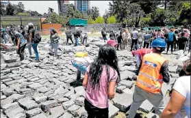  ??  ?? En la minga se recolectar­on 1.207 piedras patrimonia­les pertenecie­ntes a San Francisco.