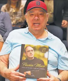  ??  ?? Durante el evento, el padre Flavián Mucci mostró su libro, que es un homenaje a su vida de antes y durante su vida sacerdotal.