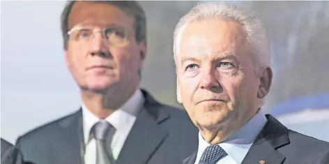  ?? FOTO: IMAGO ?? Der zurückgetr­etene Bahnchef Rüdiger Grube (r.) und Ronald Pofalla, bisher Infrastruk­tur-Vorstand der Bahn und aussichtsr­eichster Nachfolger Grubes.