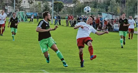  ?? Foto: Uli Anhofer ?? In den Bereichen Präzision, Ideenreich­tum und Zweikampfv­erhalten hatten die Offinger (in weißen Trikots) gestern nicht ihren besten Tag erwischt. Das Aufsteiger­duell gegen Horgau verloren sie.