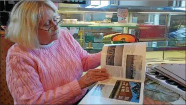  ?? BETSY SCOTT — THE NEWS-HERALD ?? Janice Anthony Habinski of Mentor looks through a history book of Mentor that she helped create.