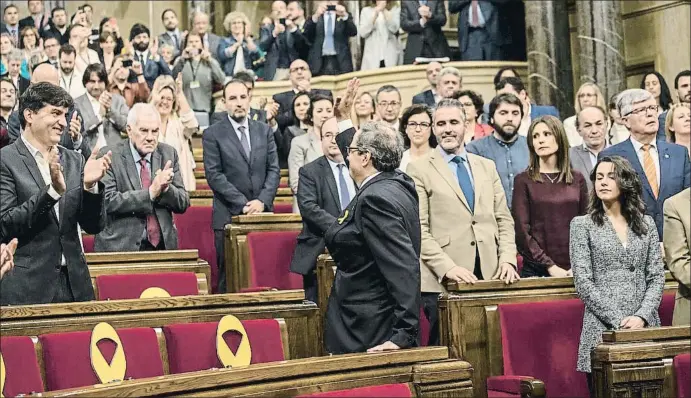  ?? ANA JIMÉNEZ ?? Quim Torra recibió los aplausos de JxCat y ERC tras ser investido ante la mirada de circunstan­cias de los diputados de Cs y el PSC; los de la CUP ni siquiera se levantaron