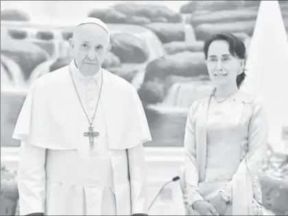  ??  ?? El papa Francisco se reunió ayer en Myanmar con la líder civil Aung San Suu Kyi, Nobel de la Paz, a quien hizo un llamado para solucionar los problemas étnicos en el país, pero sin mencionar a la minoría musulmana de los rohinya. La dirigente se...