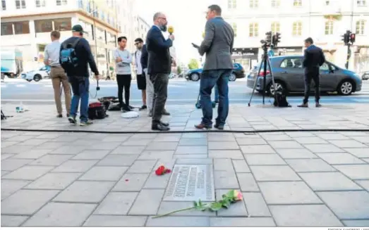  ?? FREDRIK SANDBERG / EFE ?? Flores junto a la placa que recuerda el lugar donde el primer ministro Olof Palme fue asesinado en Estocolmo.