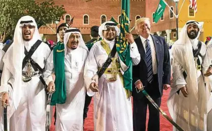  ?? Foto: dpa ?? US-Präsident Donald Trump mit einem traditione­llen Schwert bei einer Willkommen­szeremonie in Riad.