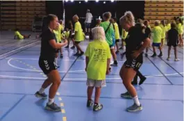  ??  ?? DISCO: Elselin Lee Øygarden (til venstre) og Frida Skindlo var med på å dra opp stemningen på dansegulve­t.