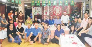  ??  ?? PRA-NATAL: Elizabeth (duduk di belakang, tengah) dan Dennis (duduk belakang, dua kanan) bersama tetamu lain pada majlis pra-Krismas di kediaman Elizabeth di Kampung Long Laput.