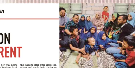  ?? BERNAMA PIC ?? Negeri Sembilan Menteri Besar Datuk Seri Aminuddin Harun (second from left) and his wife Datin Seri Wan Hasni Wan Yusof (fourth from right), visiting the children in Kampung Legong Ulu, Rembau, on Sunday. Muhammad Aiman Syazwan Mohd Fouzi ( front, left) and his siblings are being taken care of by their aunt, Nor Azila Sahran (third from right).