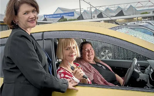  ?? SUPPLIED ?? Auckland Airport’s Anna Cassels-brown, left, with Wheels for Women convenor Catriona Maclennan and The Aunties founder Jackie Clark.