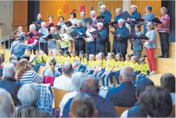  ?? FOTO: SABINE GRASER-KÜHNLE ?? Nicht nur einzeln sangen die vier Chöre, sondern Gemischter Chor und Frohsinnhü­pfer erfreuten auch mit einem Duett.