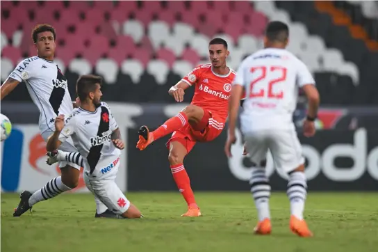  ?? RICARDO DUARTE/INTERNACIO­NAL/DIVULGAÇÃO ?? Thiago Galhardo, do Inter, chuta para fazer o segundo gol do Colorado contra o Vasco, ontem