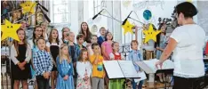  ?? Foto: Anja Fischer ?? Chorleiter­in Andrea Mayr und der Kinder Musical „Der kleine Tag“auf. und Jugendchor Großaiting­en führten das
