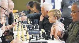  ?? ANDRÉS RODRÍGUEZ ?? Momento compartido Un niño juega al ajedrez con su abuelo. ▷