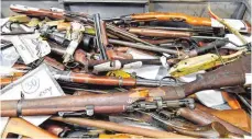  ?? FOTO: DARREN ENGLAND/DPA ?? Bis Juli 2018 können illegale Waffen straffrei bei den Unteren Waffenbehö­rden oder der Polizei abgegeben werden.