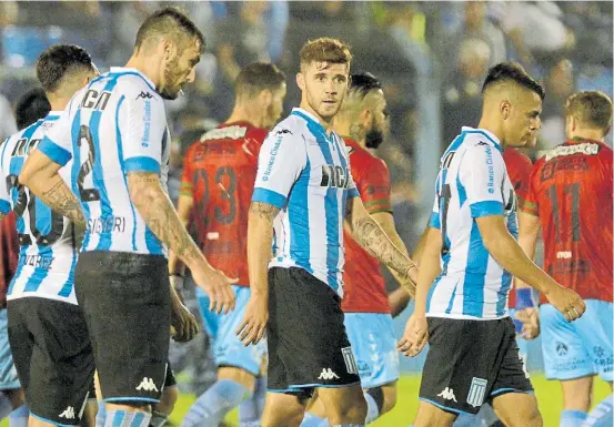  ?? AGENCIA DYN ?? Defensas bajas. Pablo Alvarez, Torsiglier­i y Barbieri tuvieron una noche floja en el Sur. Y otra vez sufrió tres goles en su arco.