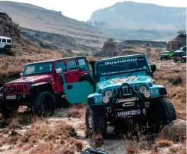  ??  ?? AANGENAME KENNIS. Die groep bereik die 95-jarige Phineas Kele (onder) se plaas, Roodebloem, om ’n bietjie oor rotse te klouter, maar dis nie lank voor die Pajero moeilikhei­d kry nie. Die onderste bolgewrig is morsaf gebreek, maar die werktuigku­ndiges is vinnig op die toneel en doen die herstelwer­k binne minder as ’n uur.