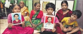  ?? PRAFUL GANGURDE ?? Families of Hemant Jadhav and Sachin Pawar mourn the deaths.