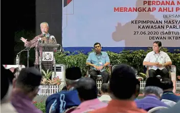  ?? — Bernama ?? Stressing a point: Muhyiddin speaking at a gathering of community leaders in Muar, Johor. He said efforts must be taken to help businesses that have been affected by the Covid-19 pandemic.