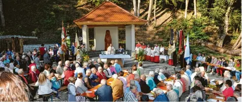  ?? Foto: Werner Glogger ?? Im Zuge eines Festgottes­dienstes weihte Stadtpfarr­er Josef Baur die neue Grotte auf dem Mühlberg bei Niederraun­au. Zur Einweihung der neuen Grotte kamen einige hundert Besucher.