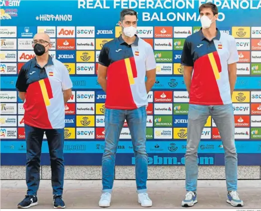  ?? VÍCTOR LERENA / EFE ?? El selecciona­dor español de balonmano, Jordi Ribera, junto a los jugadores Raúl Entrerrios y Viran Morros en un acto de los ‘Hispanos’.