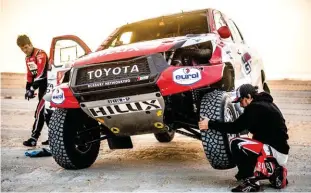  ??  ?? Top: Ricky Brabec ends KTM’s winning streak. Left: Alonso does a minor fix after a major somersault over a dune