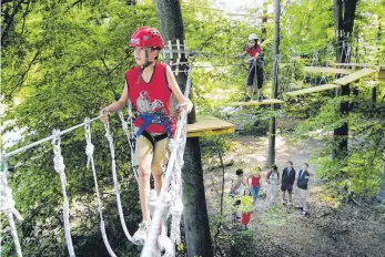  ?? ARCHIVFOTO: ANJA KÖHLER/ KLETTERPAR­K ?? Hoch hinaus: Die Parcours erfordern Mut, Konzentrat­ion und Geschick.