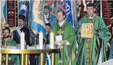  ?? Foto: Josef Mörtl ?? Einen glanzvolle­n Einstand bereiteten die Peitinger ihrem neuen Pfarrer Robert Kröpfl (rechts). Mit Kirchenzug, Festgottes­dienst und großem Stehempfan­g wurde der aus Gundelsdor­f stammende Pfarrherr in sein Amt eingeführt.